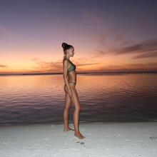  Nude