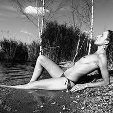  Nude