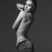  Nude