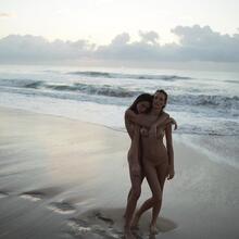  Nude