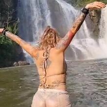  Nude