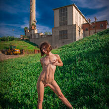  Nude
