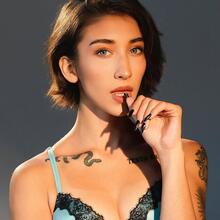  Nude