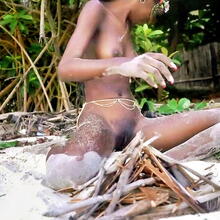  Nude