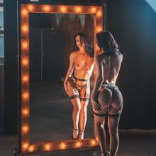  Nude