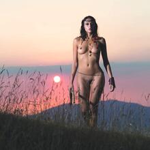  Nude