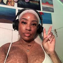  Nude