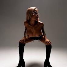  Nude