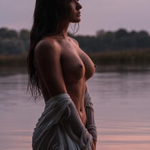  Nude