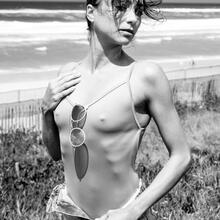  Nude