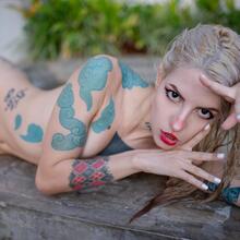  Nude