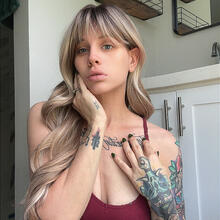  Nude