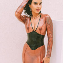  Nude