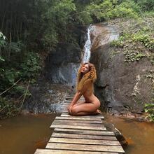  Nude