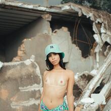  Nude
