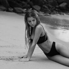  Nude