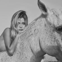  Nude
