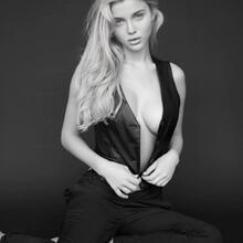  Nude