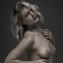  Nude