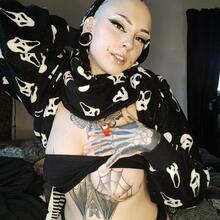  Nude