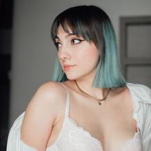  Nude
