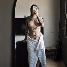  Nude