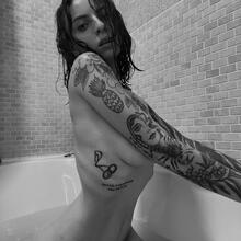  Nude