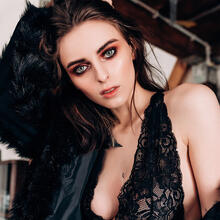  Nude