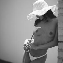  Nude