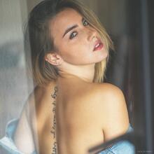  Nude
