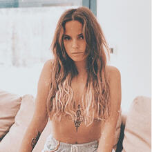  Nude