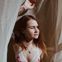  Nude