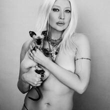  Nude