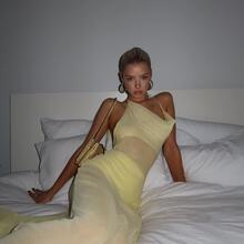  Nude
