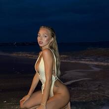  Nude
