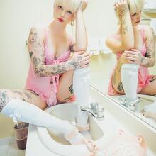  Nude