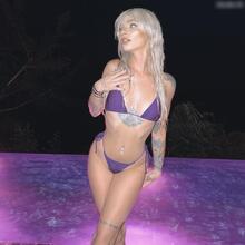  Nude