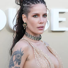  Nude