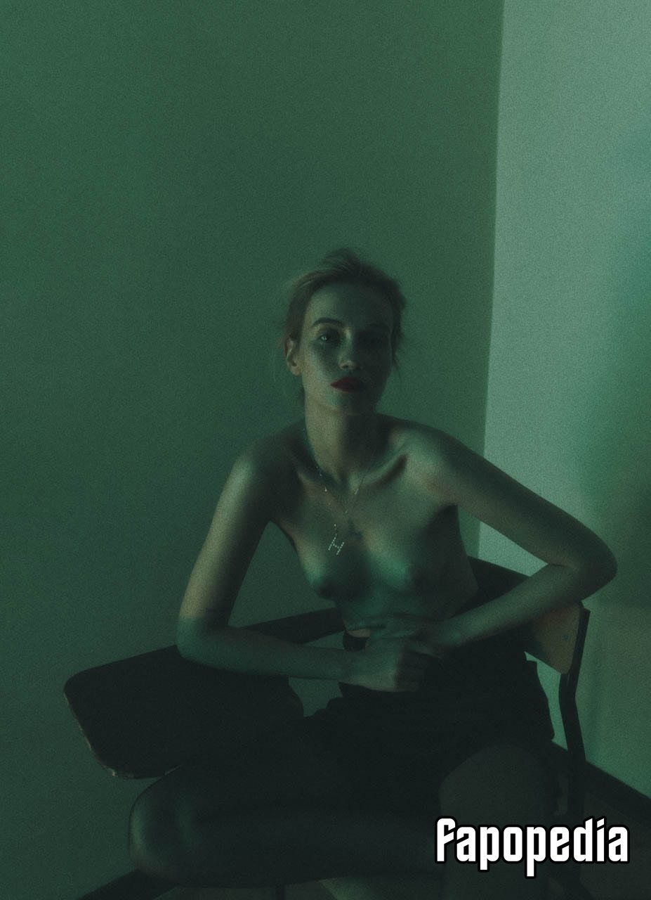 Hanna Koczewska topless and nude by Natalia Skotnicka | Celebs Dump