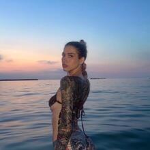  Nude