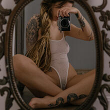  Nude