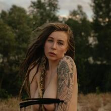  Nude