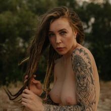  Nude