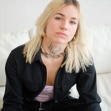  Nude