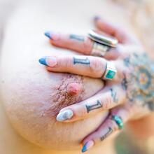  Nude