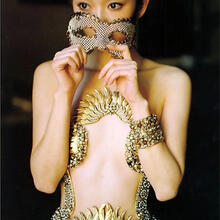  Nude