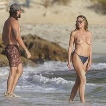  Nude