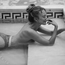  Nude