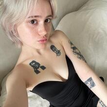  Nude