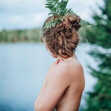  Nude